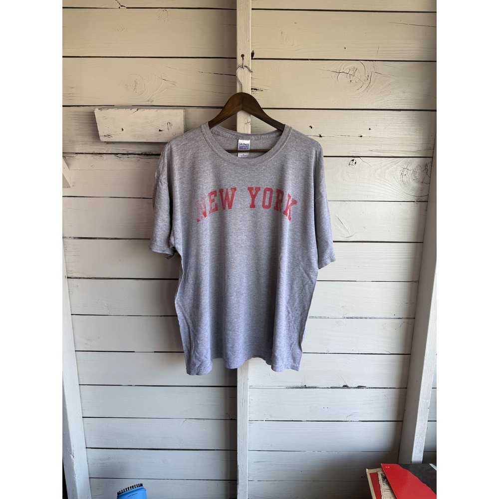 Gildan Heavy Cotton New York Graphic T-Shirt Mens XL Gray Red Collegiate Tee